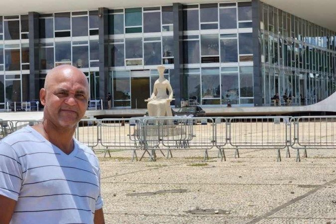 Morador de Águas Lindas de Goiás, Reinaldo Celestino foi até a Praça dos Três Poderes para olhar os estragos deixados nos ataques antidemocráticos de domingo (8/1)
