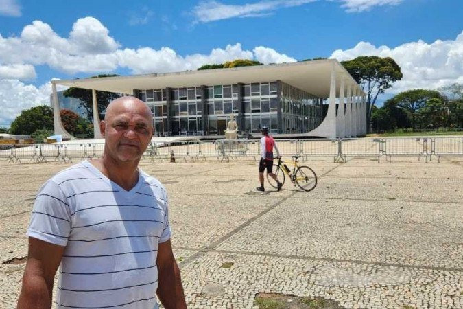 Morador de Águas Lindas de Goiás, Reinaldo Celestino foi até a Praça dos Três Poderes para olhar os estragos deixados nos ataques antidemocráticos de domingo (8/1)