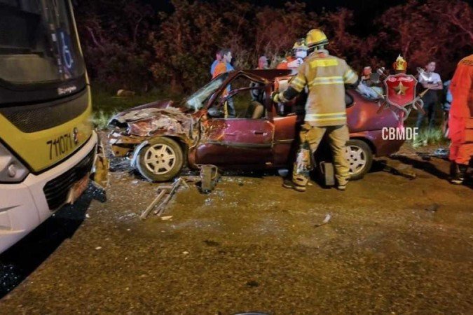 Colisão frontal entre ônibus e carro de eio na DF 180 resulta em três vítimas - (crédito: Crédito: CBMDF) Colisão frontal entre ônibus e carro de eio na DF 180 resulta em três vítimas - (crédito: Crédito: CBMDF)