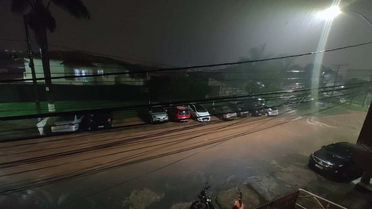 Forte chuva alaga pista na QE 40, no Guará 2