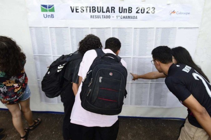 Jovens conferem nomes na lista de aprovados do vestibular 2023 da UnB - (crédito: Marcelo Ferreira/CB/D.A. Press) Jovens conferem nomes na lista de aprovados do vestibular 2023 da UnB - (crédito: Marcelo Ferreira/CB/D.A. Press)
