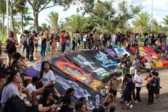  Aprovados da UnB comemoram resultado.