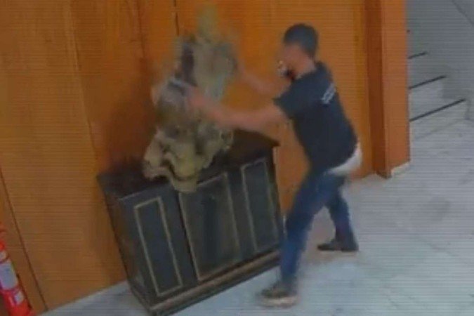 Em julho do ano passado, o STF condenou Ferreira, por maioria, à pena de 17 anos de prisão pelos crimes de associação criminosa armada e abolição violenta do Estado Democrático de Direito - (crédito: Reprodução/Fantástico/TV Globo) Em julho do ano passado, o STF condenou Ferreira, por maioria, à pena de 17 anos de prisão pelos crimes de associação criminosa armada e abolição violenta do Estado Democrático de Direito - (crédito: Reprodução/Fantástico/TV Globo)
