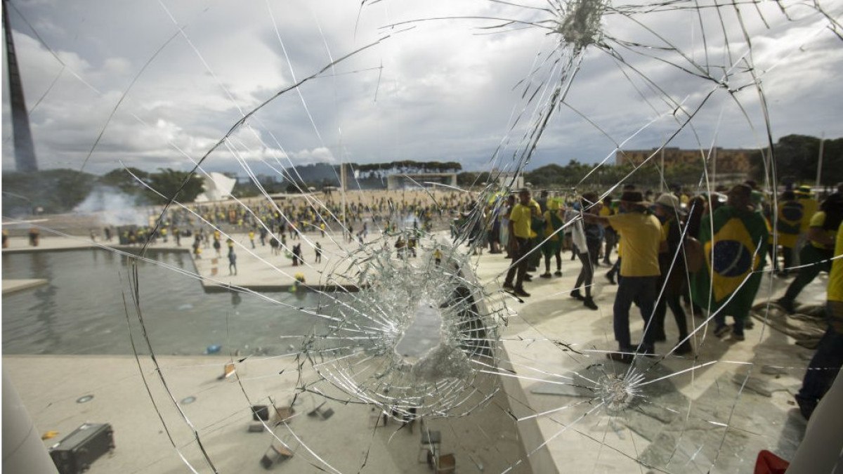 Afastados ou demitidos por atos em Brasília: a lei permite justa causa?