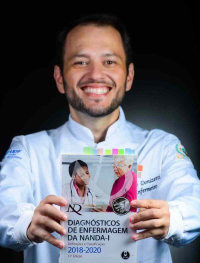 A&eacute;cio Donizetti, 36, o enfermeiro conquistou a vaga atrav&eacute;s de processo seletivo online. 