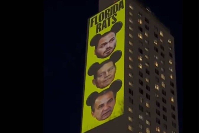 Projeção em Nova York chama Bolsonaro e aliados de ratos da Flórida. - (crédito: Reprodução/Redes Sociais) Projeção em Nova York chama Bolsonaro e aliados de ratos da Flórida. - (crédito: Reprodução/Redes Sociais)