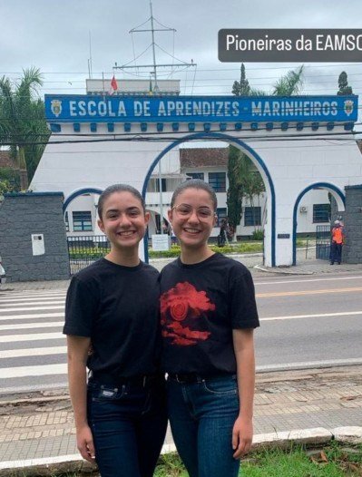 As gêmeas Gabriela de Melo Gomes e Rafaela de Melo Gomes, pioneiras da EAMSC, posam para a foto orgulhosas pela conquista. Foto: arquivo pessoal As gêmeas Gabriela de Melo Gomes e Rafaela de Melo Gomes, pioneiras da EAMSC, posam para a foto orgulhosas pela conquista. Foto: arquivo pessoal