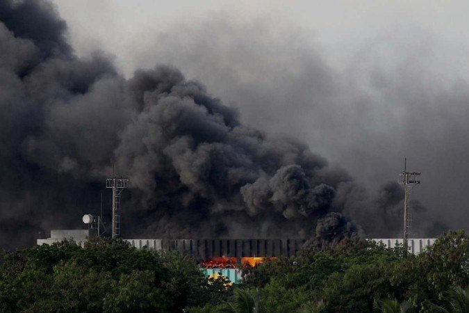 Incêndio atingiu um galpão no terminal de cargas do aeroporto na quarta-feira (18/1) - (crédito: BRUNO KAIUCA/AFP) Incêndio atingiu um galpão no terminal de cargas do aeroporto na quarta-feira (18/1) - (crédito: BRUNO KAIUCA/AFP)