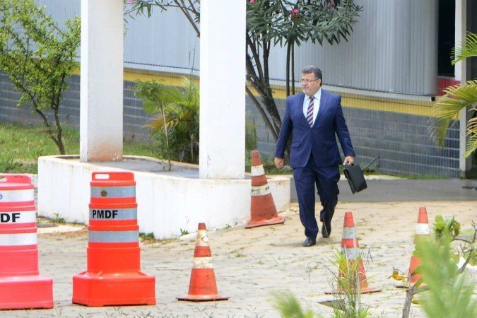 Rodrigo Roca, um dos advogados do ex-ministro Anderson Torres, deixa o 4° Batalhão de Polícia Militar do DF, no Guará - (crédito: Marcelo Ferreira/CB/D.A Press) Rodrigo Roca, um dos advogados do ex-ministro Anderson Torres, deixa o 4° Batalhão de Polícia Militar do DF, no Guará - (crédito: Marcelo Ferreira/CB/D.A Press)