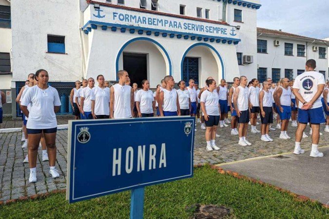 Futuros alunos recebem as primeiras instruções da manhã desta terça (17). 