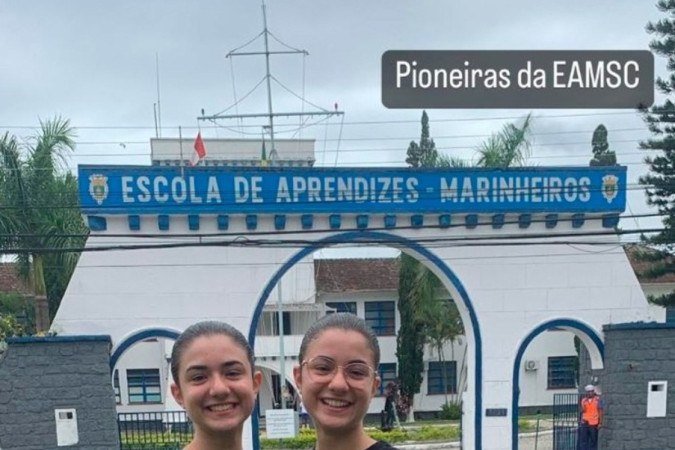 As gêmeas Gabriela de Melo Gomes e Rafaela de Melo Gomes, pioneiras da EAMSC, posam para a foto orgulhosas pela conquista. Foto: arquivo pessoal