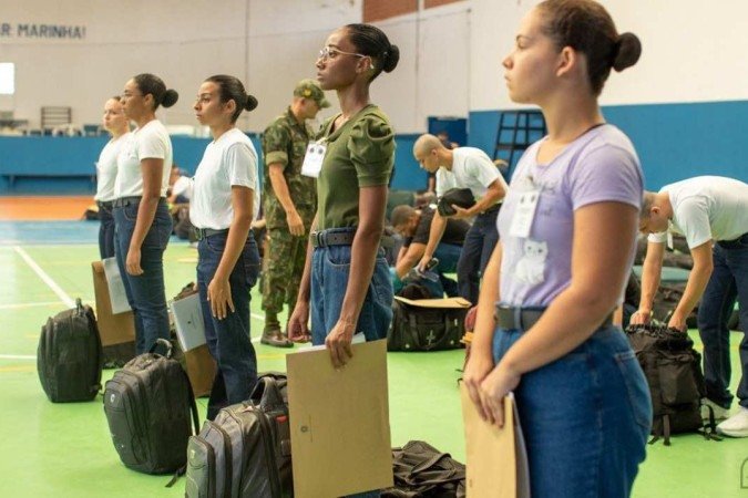 Moças se preparando para a admissão