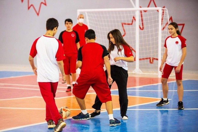 Na escola Maple Bear, alunos se divertem jogando futsal. 