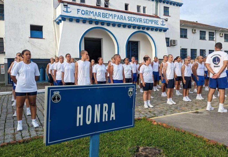 Futuros alunos recebem as primeiras instruções da manhã desta terça (17). Futuros alunos recebem as primeiras instruções da manhã desta terça (17).