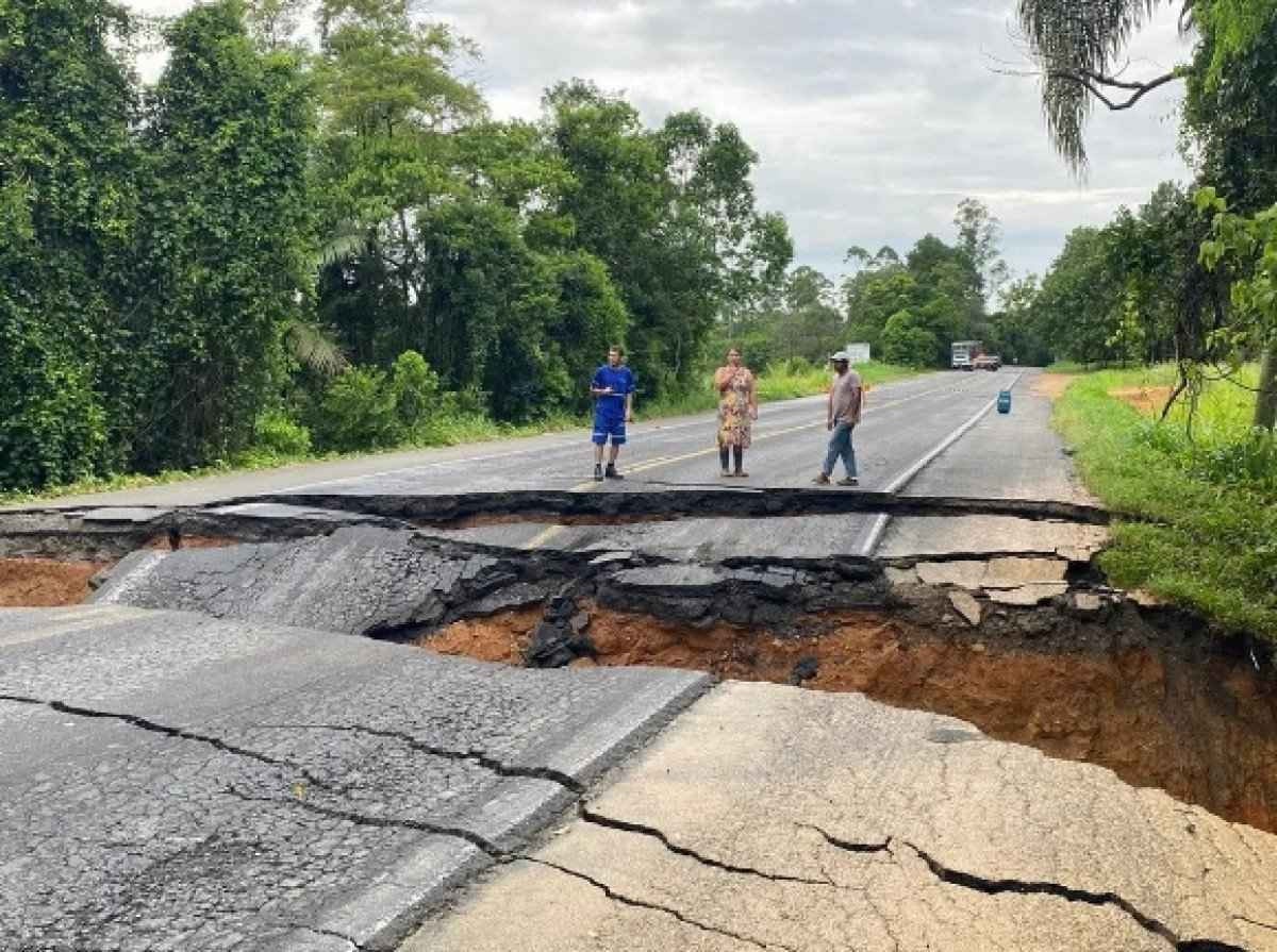 Chuva deixa mortos, desaparecidos e abre cratera em rodovia de SC