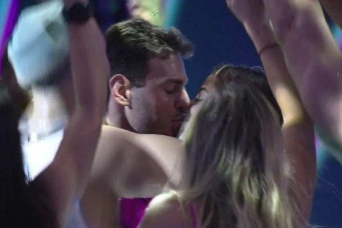 Os primeiros beijos do Big Brother Brasil 2023 foram protagonizados por Key Alves e Gustavo, Bruna Griphao e Gabriel e Fred Nicácio e Gabriel Santana