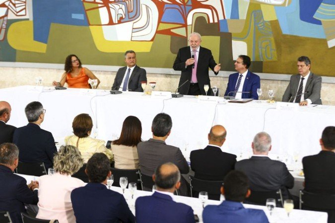 O presidente Luiz Inácio Lula da Silva participa de reunião com reitores das universidades federais do país e dos institutos federais de ensino, no Palácio do Planalto. - (crédito: Marcelo Camargo/Ag..ncia Brasil) O presidente Luiz Inácio Lula da Silva participa de reunião com reitores das universidades federais do país e dos institutos federais de ensino, no Palácio do Planalto. - (crédito: Marcelo Camargo/Ag..ncia Brasil)