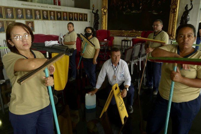 Lucimar Pereira da Silva (centro), encarregado de limpeza do Senado, com a equipe ajudou a recuperar os salões - (crédito: Carlos Vieira/CB) Lucimar Pereira da Silva (centro), encarregado de limpeza do Senado, com a equipe ajudou a recuperar os salões - (crédito: Carlos Vieira/CB)