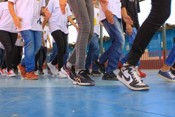 Modelo cívico-militar de educação pública completa três anos com 17 escolas
Conceito adotado em 2019, a gestão compartilhada já é aplicada para mais de 15 mil alunos e conta com a participação de 140 militares atuando diretamente no projeto. 