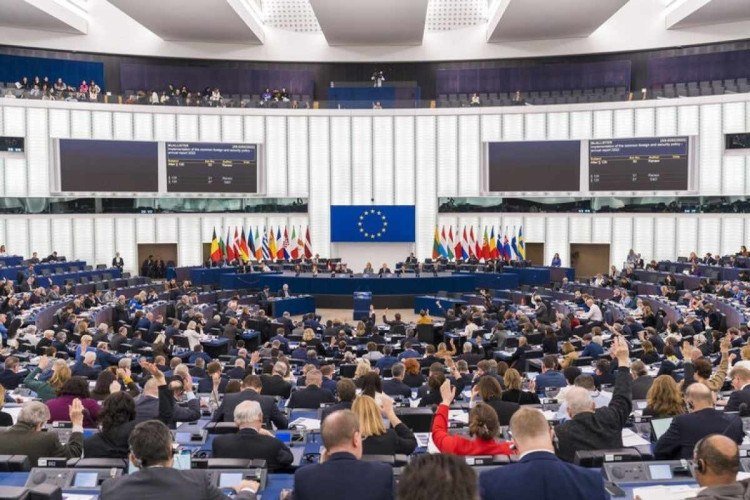 Parlamento Europeu condena ataques terroristas em Brasília 