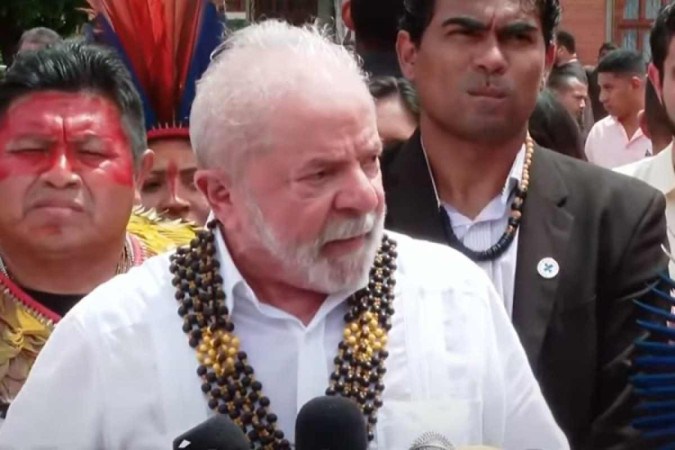 Lula em visita a Terra Yanomami em Roraima neste sábado (21/1) para tratar da crise humanitária  -  (crédito: Reprodução/TV Brasil)