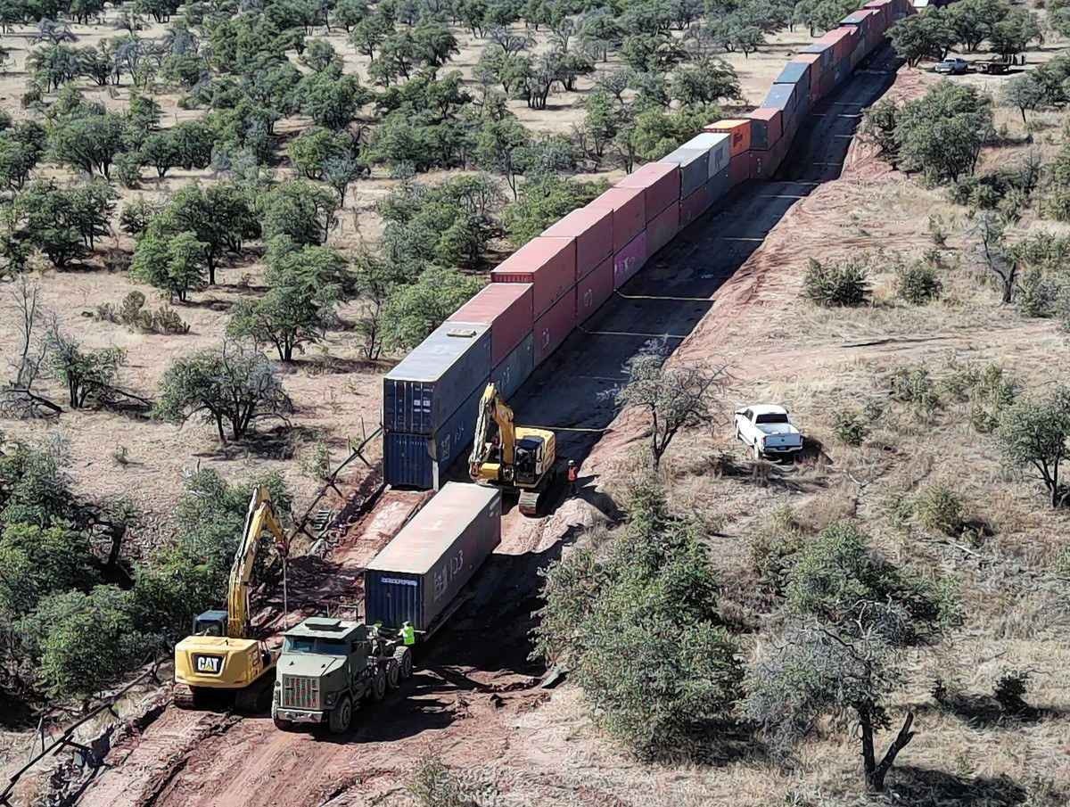 Arizona desfaz muro de contêineres improvisado na fronteira com o México