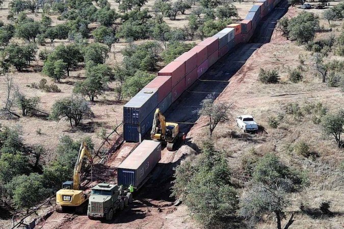 Arizona dismantles temporary container wall on Mexico border