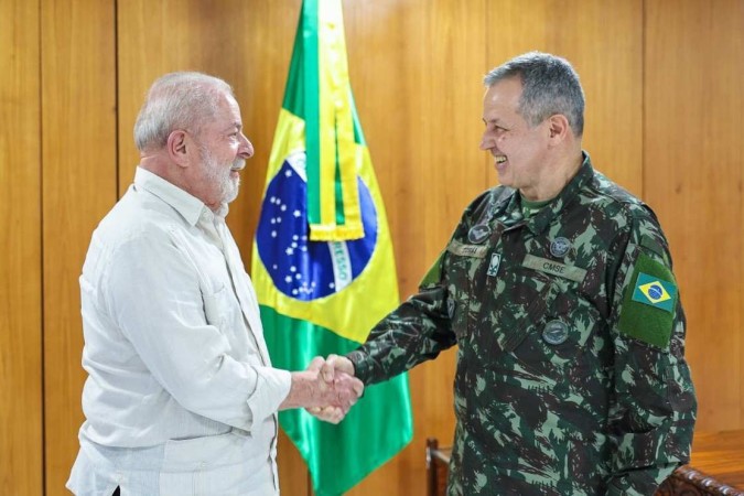 Lula cumprimenta o novo comandante do Exército, general Tomás, em encontro no Planalto: primeira reunião do alto comando será amanhã -  (crédito: Ricardo Stuckert/PR)