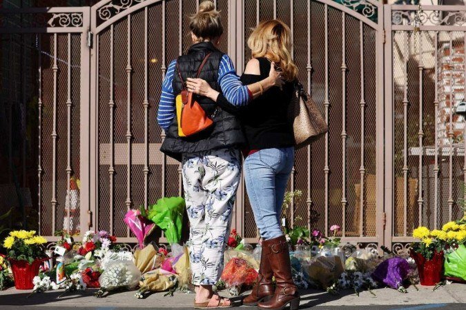 Moradoras de Monterey Park visitam memorial improvisado em frente ao Star Dance Studio: motivação do massacre ainda é desconhecida - (crédito: Mario Tama/Getty Images/AFP) Moradoras de Monterey Park visitam memorial improvisado em frente ao Star Dance Studio: motivação do massacre ainda é desconhecida - (crédito: Mario Tama/Getty Images/AFP)