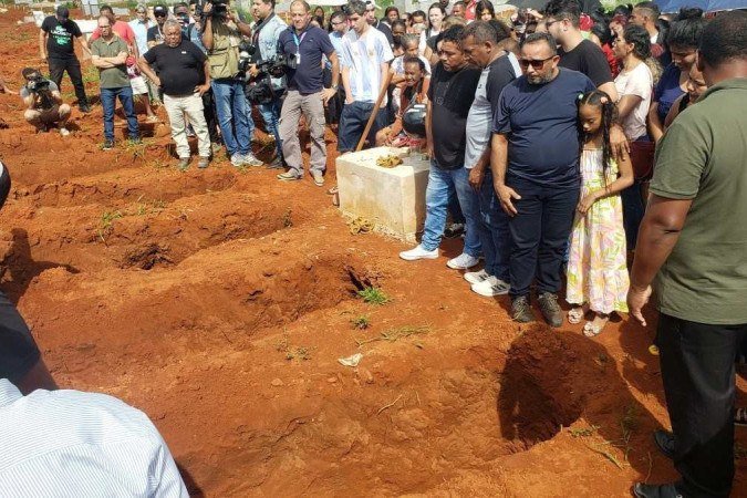 Os corpos de Elizamar da Silva, de 39 anos, e dos três filhos foram enterrados na tarde desta segunda-feira (23/1), no Cemitério Municipal Redenção em Planaltina (GO).