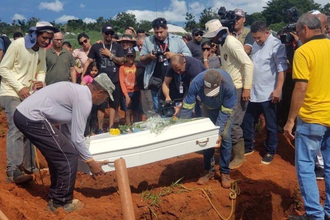 Os corpos de Elizamar da Silva, de 39 anos, e dos três filhos foram enterrados na tarde desta segunda-feira (23/1), no Cemitério Municipal Redenção em Planaltina (GO).