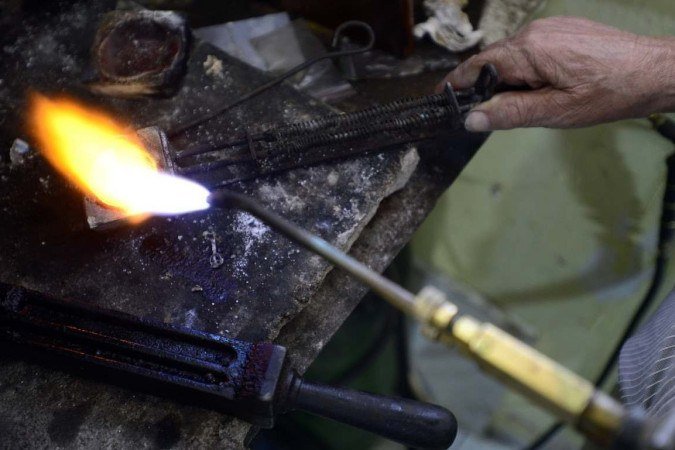 Um especialista no manuseio de equipamentos da ourivesaria 