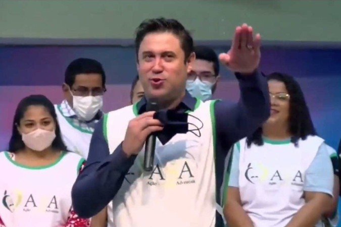 Após vídeo em que faz saudação nazista durante um culto, o pastor Célio Longo excluiu as redes sociais - (crédito: Twitter/Reprodução) Após vídeo em que faz saudação nazista durante um culto, o pastor Célio Longo excluiu as redes sociais - (crédito: Twitter/Reprodução)