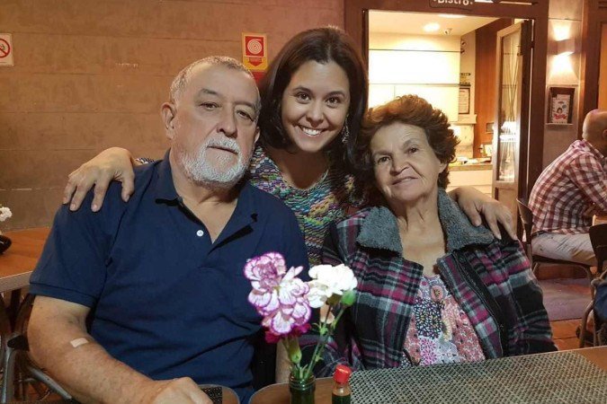 Professora Andréia Azenha Marques com os pais, Marcos e Alzira. Coluna Nossos mestres. Trabalho&Formação Profissional Professora Andréia Azenha Marques com os pais, Marcos e Alzira. Coluna Nossos mestres. Trabalho&Formação Profissional
