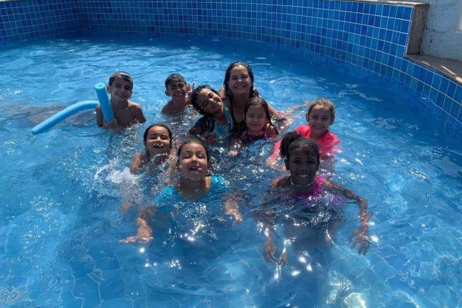 Professora Andréia Azenha Marques com alunos. Coluna Nossos mestres. Trabalho&Formação Profissional Professora Andréia Azenha Marques com alunos. Coluna Nossos mestres. Trabalho&Formação Profissional
