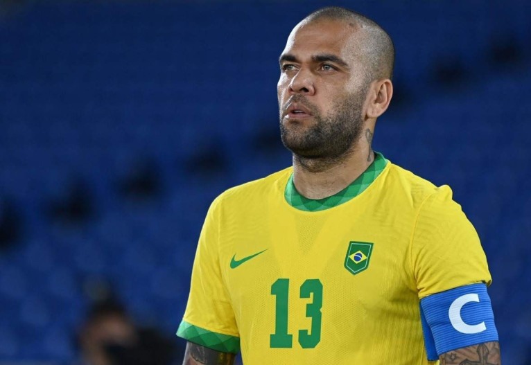 Daniel Alves sobrevive a lesões e críticas para jogar pelo Brasil