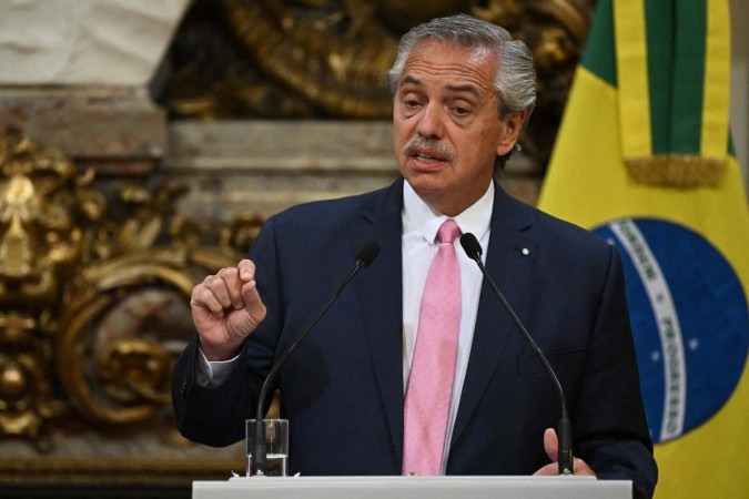  Argentine President Alberto Fernandez speaks during a joint press conference with Brazilian President Luiz Inacio Lula da Silva (out of frame) at the Casa Rosada presidential palace in Buenos Aires on January 23, 2023. - Brazil's President Luiz Inacio Lula da Silva began his first international tour last Sunday with a visit to Argentina and Uruguay with the aim of restoring regional leadership to Brazil after the management of the far-right Jair Bolsonaro. (Photo by Luis ROBAYO / AFP)
       -  (crédito: LUIS ROBAYO / AFP)