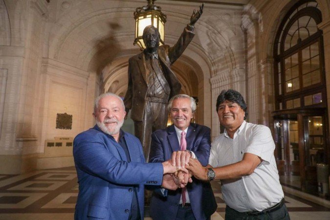 Lula ao lado do presidente da Argentina, Alberto Fernández, e do ex-presidente da Bolívia Evo Morales - (crédito: ESTEBAN COLLAZO/AFP) Lula ao lado do presidente da Argentina, Alberto Fernández, e do ex-presidente da Bolívia Evo Morales - (crédito: ESTEBAN COLLAZO/AFP)
