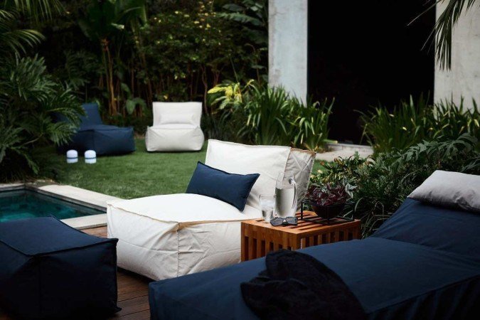 Poltronas e espreguiçadeiras da Benji, criando um lounge na área externa