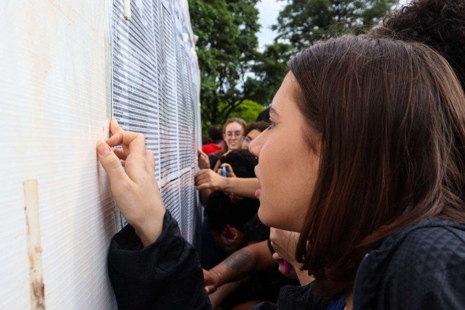 Candidatos buscam por seus nomes na lista. - (crédito: Ana Clara Araújo) Candidatos buscam por seus nomes na lista. - (crédito: Ana Clara Araújo)