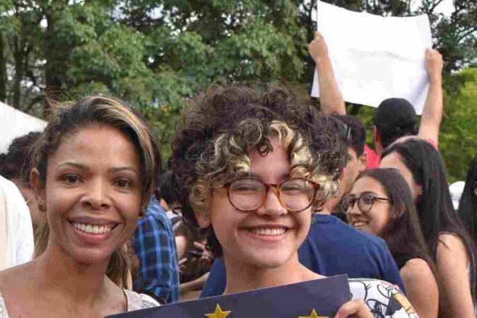 Jussara não disfarçou a felicidade com a conquista da filha Camila 