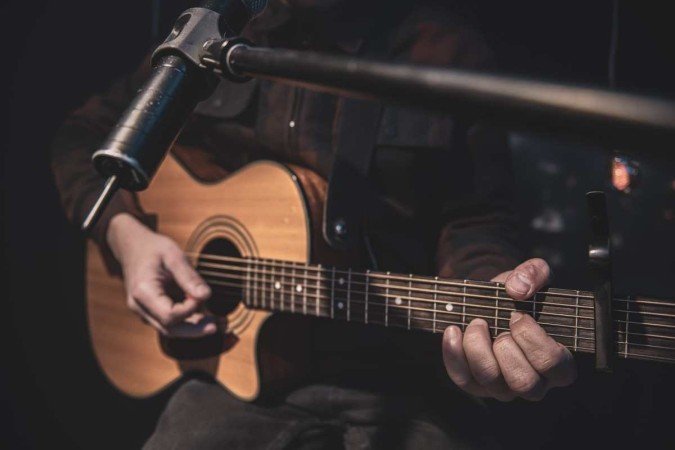  The guitarist plays an acoustic guitar with a capo in front of a microphone. The concept of music recording, rehearsal or live performance.
violão
MPB
musica popular brasileira
     -  (crédito: Reprodução/Freepik)