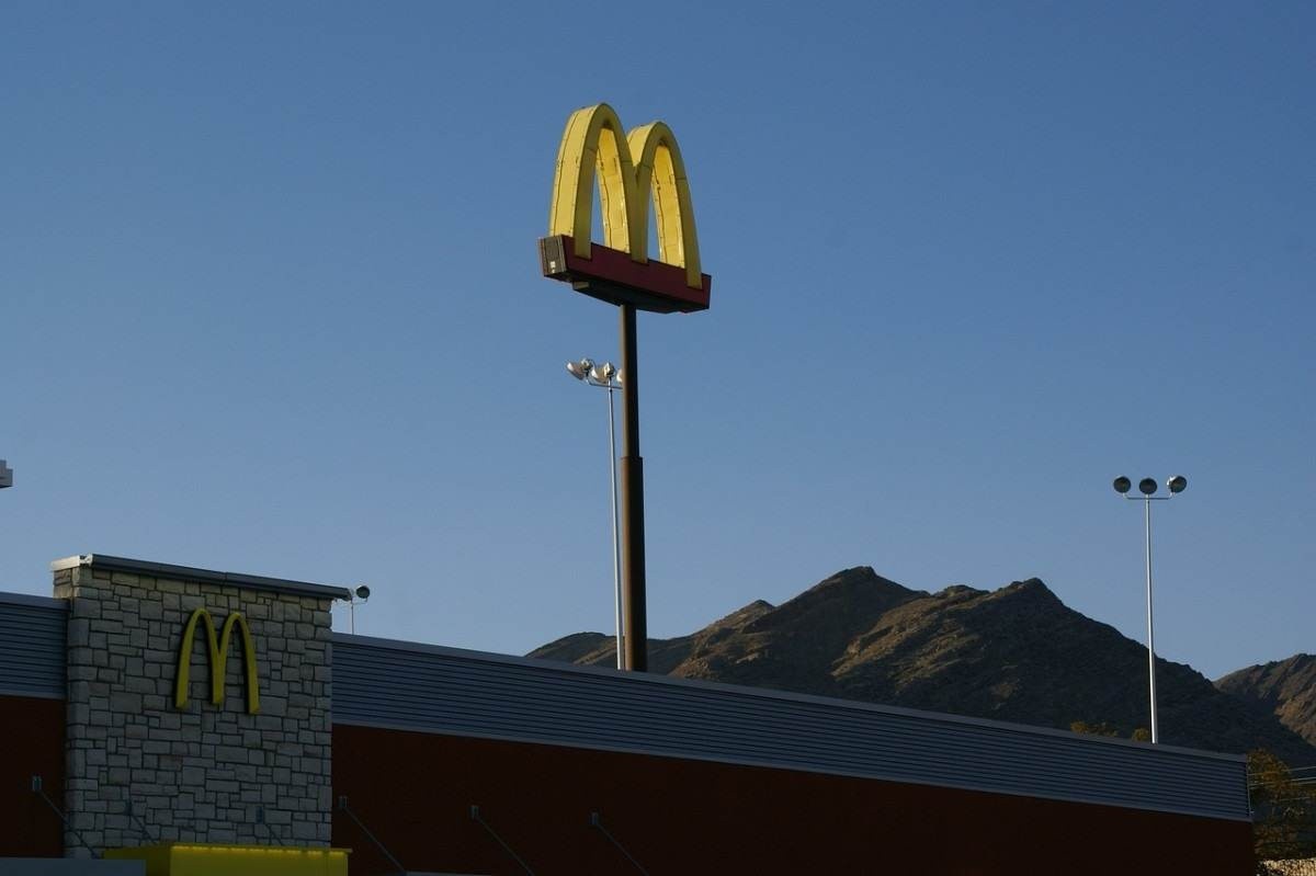 McDonald's é condenado em R$ 2 mi por trabalho de adolescentes em chapas