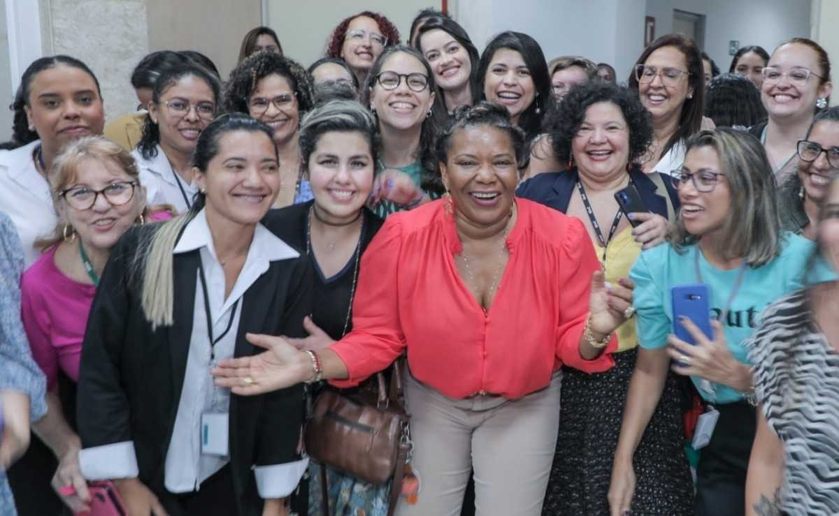 Margareth Menezes faz ato simbólico para celebrar volta oficial do MinC