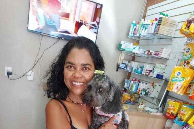 Cadela Tuka que vive com a síndrome de cushing e sua tutora, a bióloga Neuza Silva.