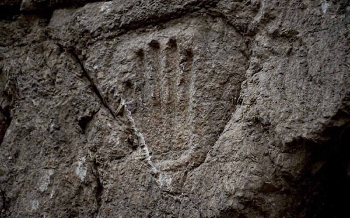 Marca de mão misteriosa é descoberta em fosso milenar de Jerusalém