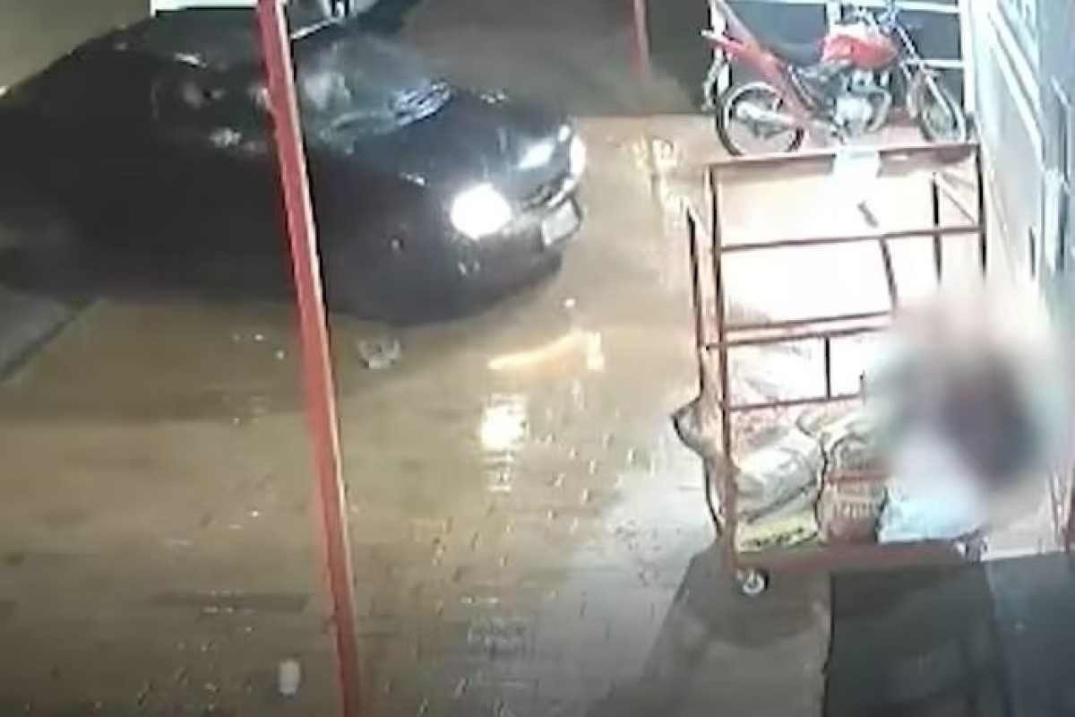 Jovem joga carro sobre padrasto após ele agredir a mãe dela; veja vídeo