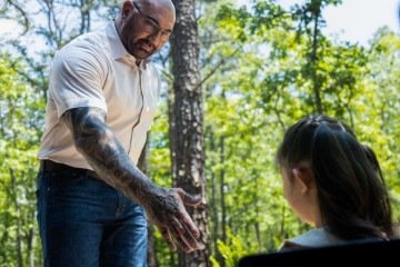 O ator Dave Bautista, durante cena do longa 'Batem à Porta' -  (crédito:  Universal/Divulgação)