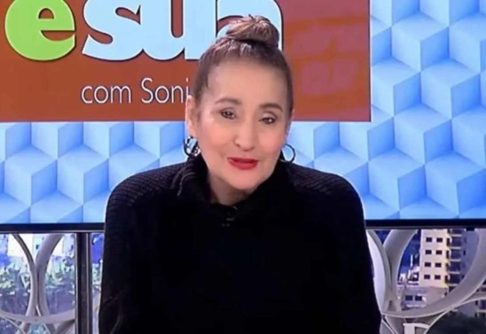 Apresentadora Sonia Abrão, no programa 'A Tarde É Sua', na 'Rede TV'