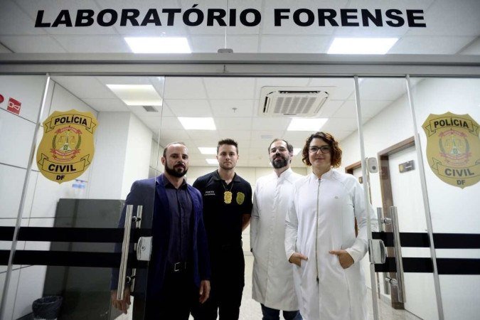  25/01/2023 Crédito: Marcelo Ferreira/CB/D.A. Press Brasília- DF - Casa da chacina da família do Paranoá. Peritos Criminais da Polícia Cívil que trabalharam no caso. Instituto de Criminalista, Laboratório Forense, equipe faz uma demonstração em uma peça de roupa aleatória, com o produto químico luminol para encontrar evidência de sangue. 